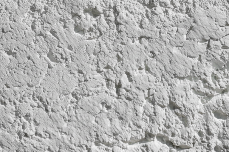 Detalhe de uma parede com gesso que respira, mostrando sua textura.