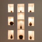 Nichos iluminados em parede de gesso.