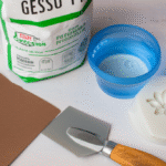 Materiais básicos para criar luminárias de gesso: gesso, água, molde e ferramentas.