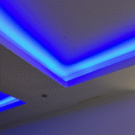 Sanca de gesso iluminada escondendo fios