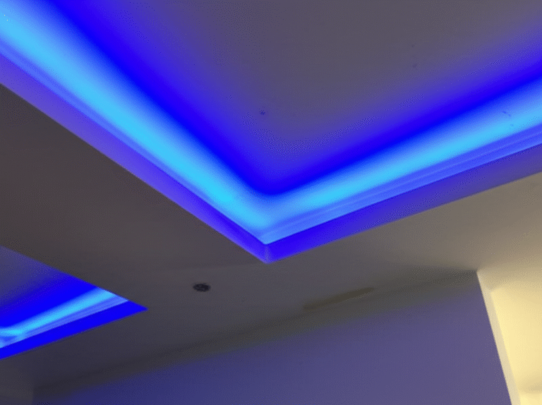 Sanca de Gesso com Iluminação Indireta Sanca de gesso iluminada escondendo fios