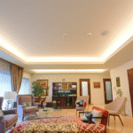 Sala de estar com iluminação indireta em gesso
